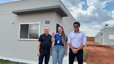 Imagem da notícia Prefeito delegado Cleverson entrega 33 casas populares e anuncia mais 250 novas unidades habitacionais em Costa Rica